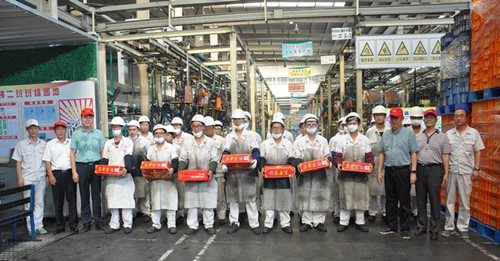Leaders of Dongfeng Xiangyang Management Department condolences to Dongsheng front-line employees who work in high temperature
